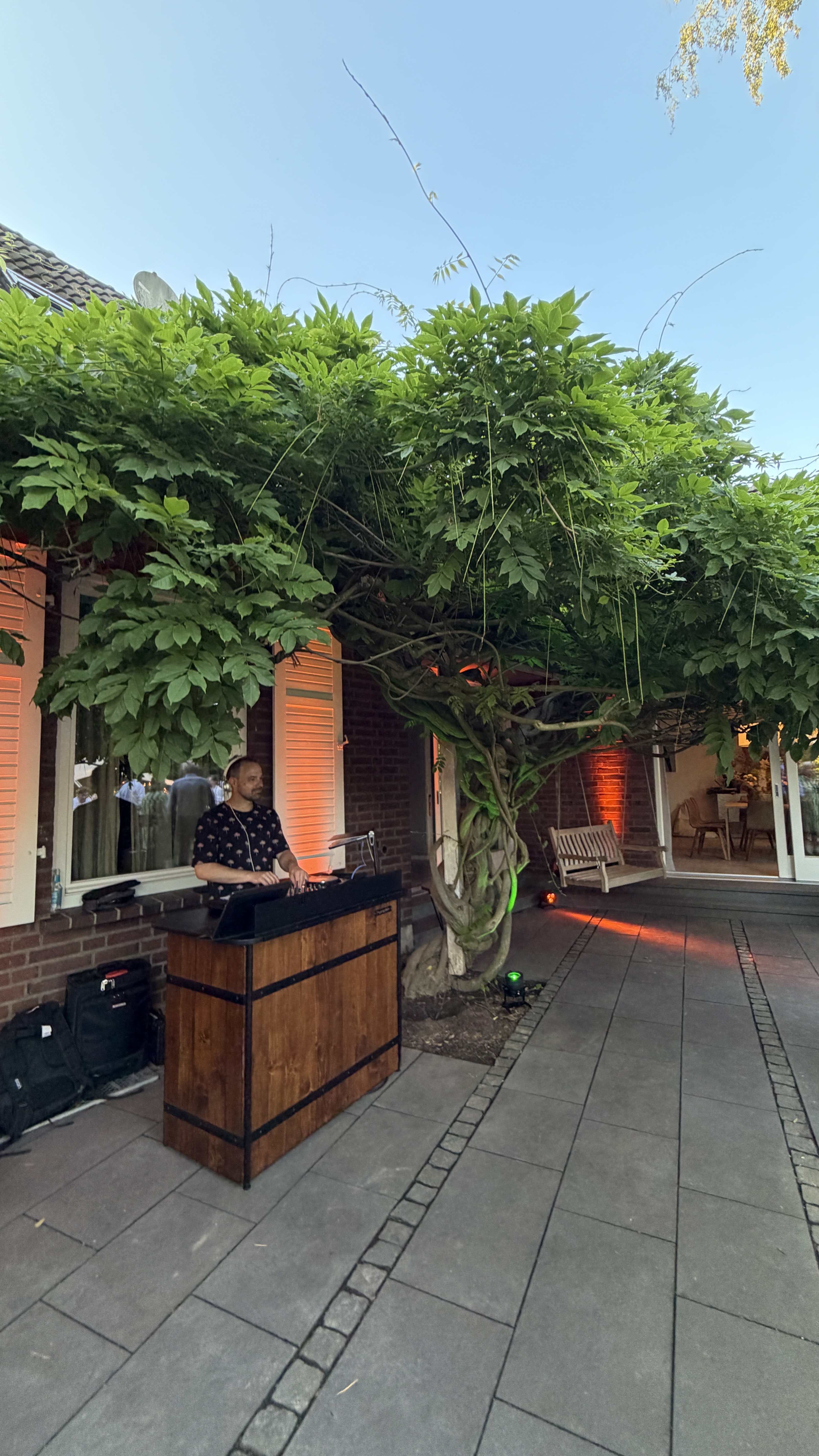 DJ-Pult im Garten mit warmer Ambientebeleuchtung – Aufbau von René Braun