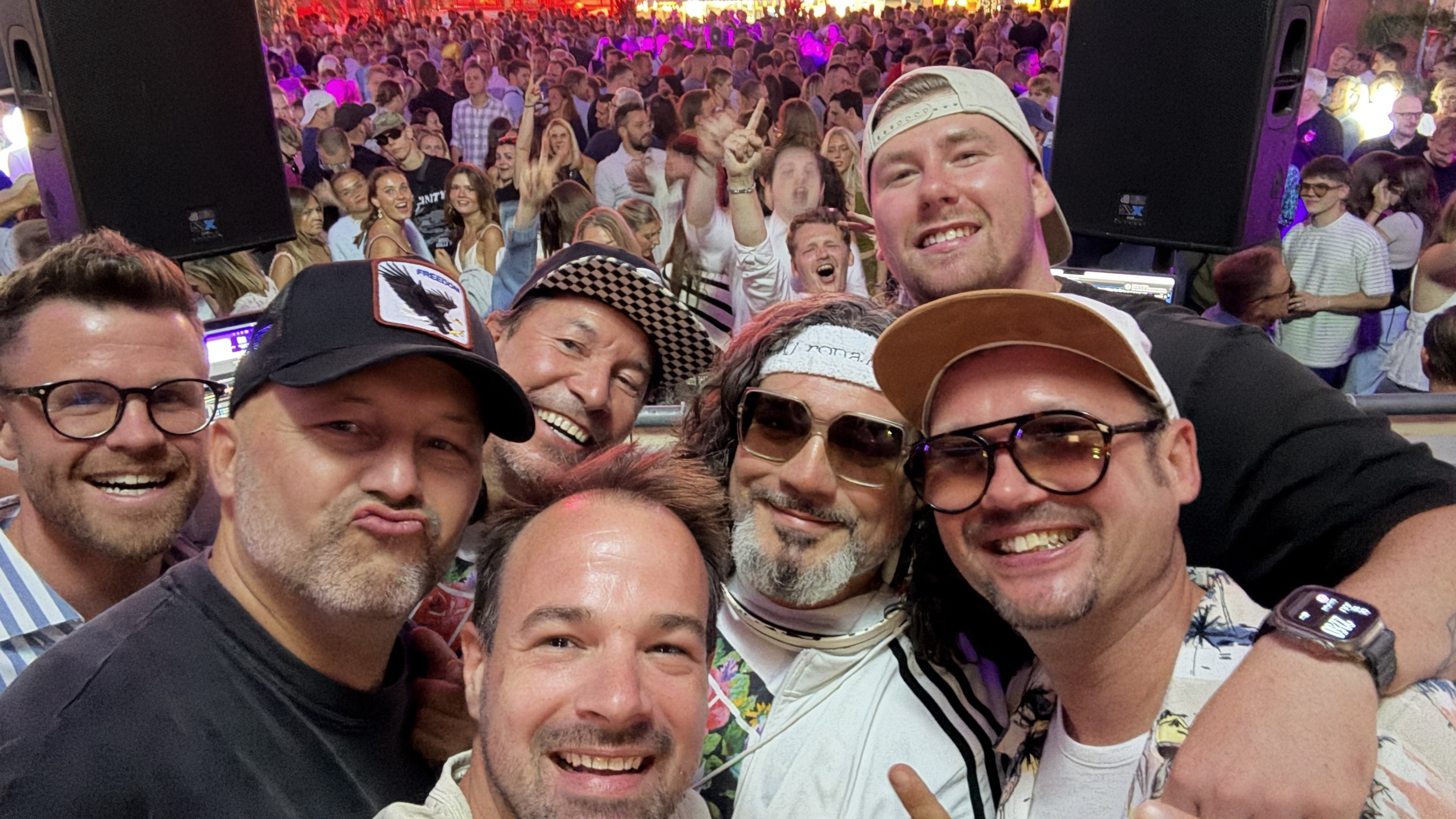 René Braun mit DJ-Kollegen mitten im Publikum bei einer Party in Düsseldorf