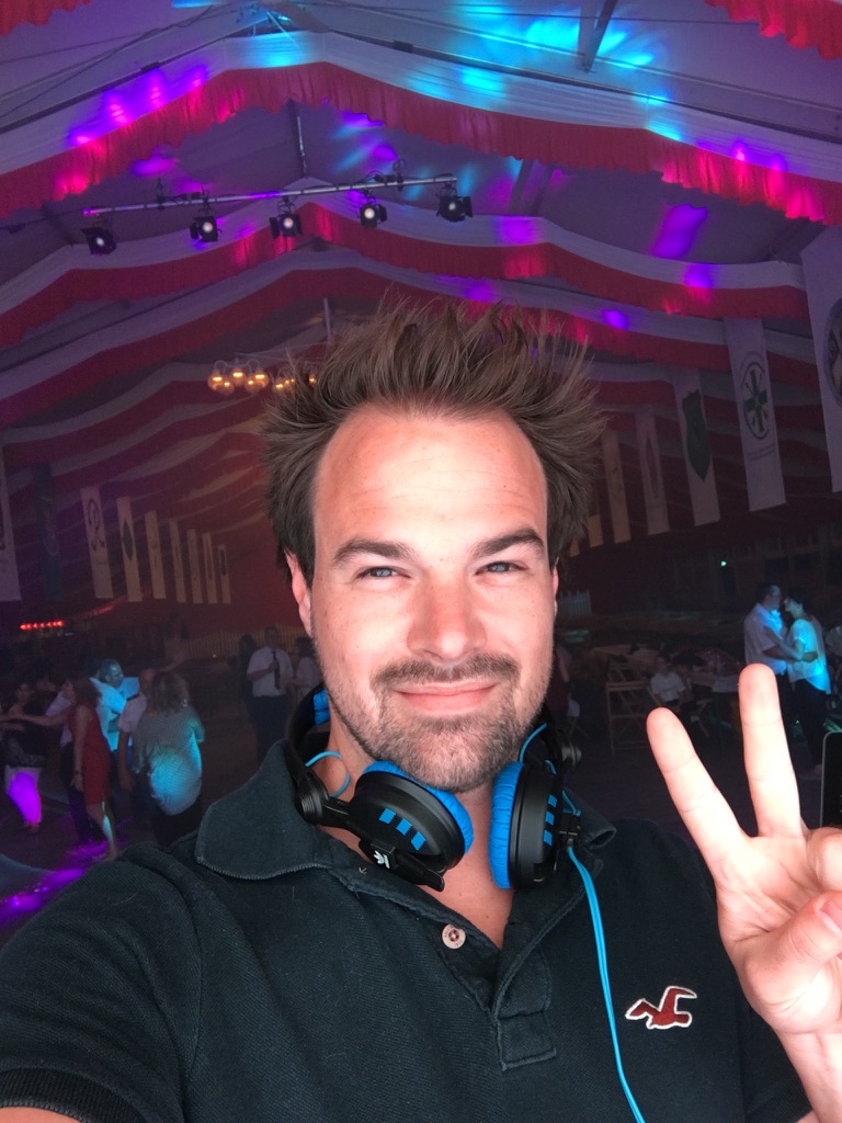 Selfie im festlich beleuchteten Festzelt