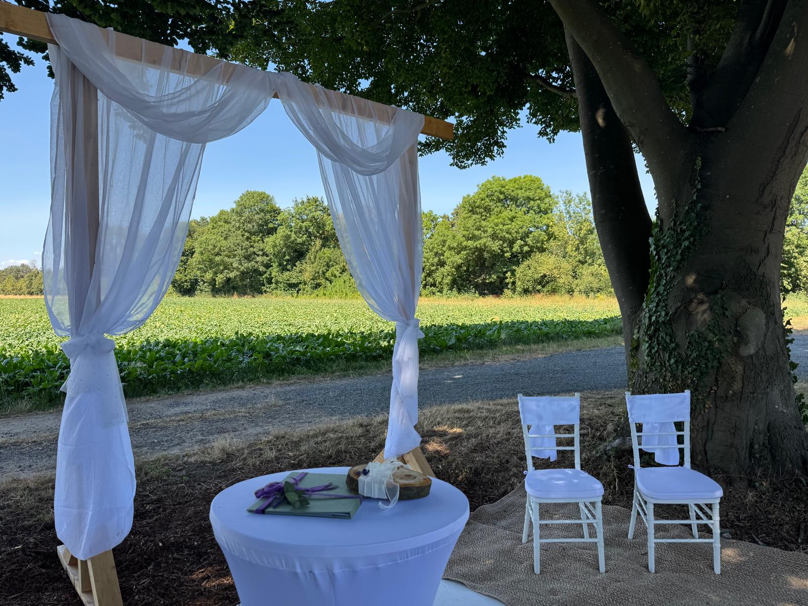 Traubogen am Feldrand für die freie Trauung einer Gartenhochzeit