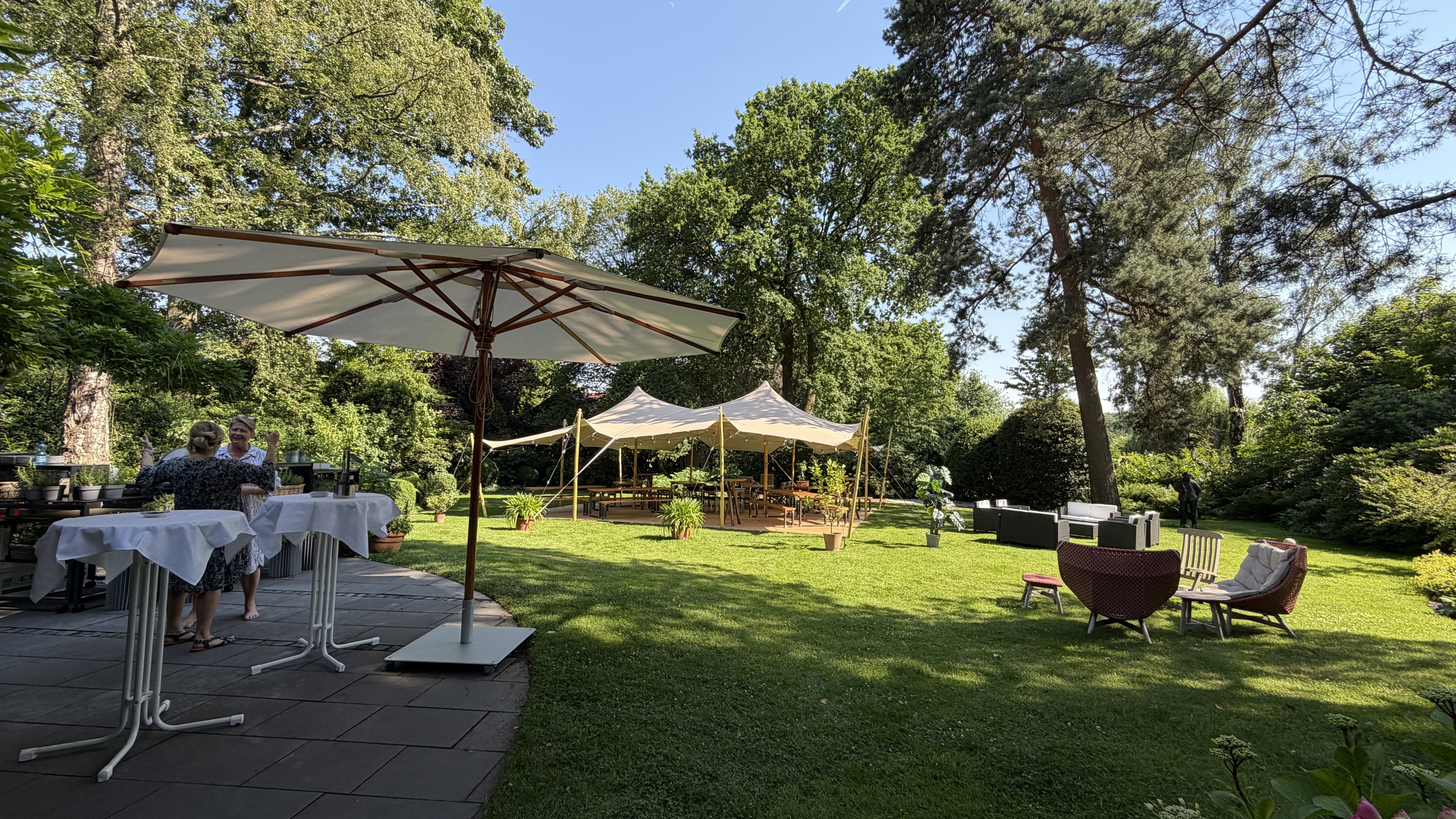Privates Gartenfest mit Festzelt und Lounge – begleitet von DJ René Braun
