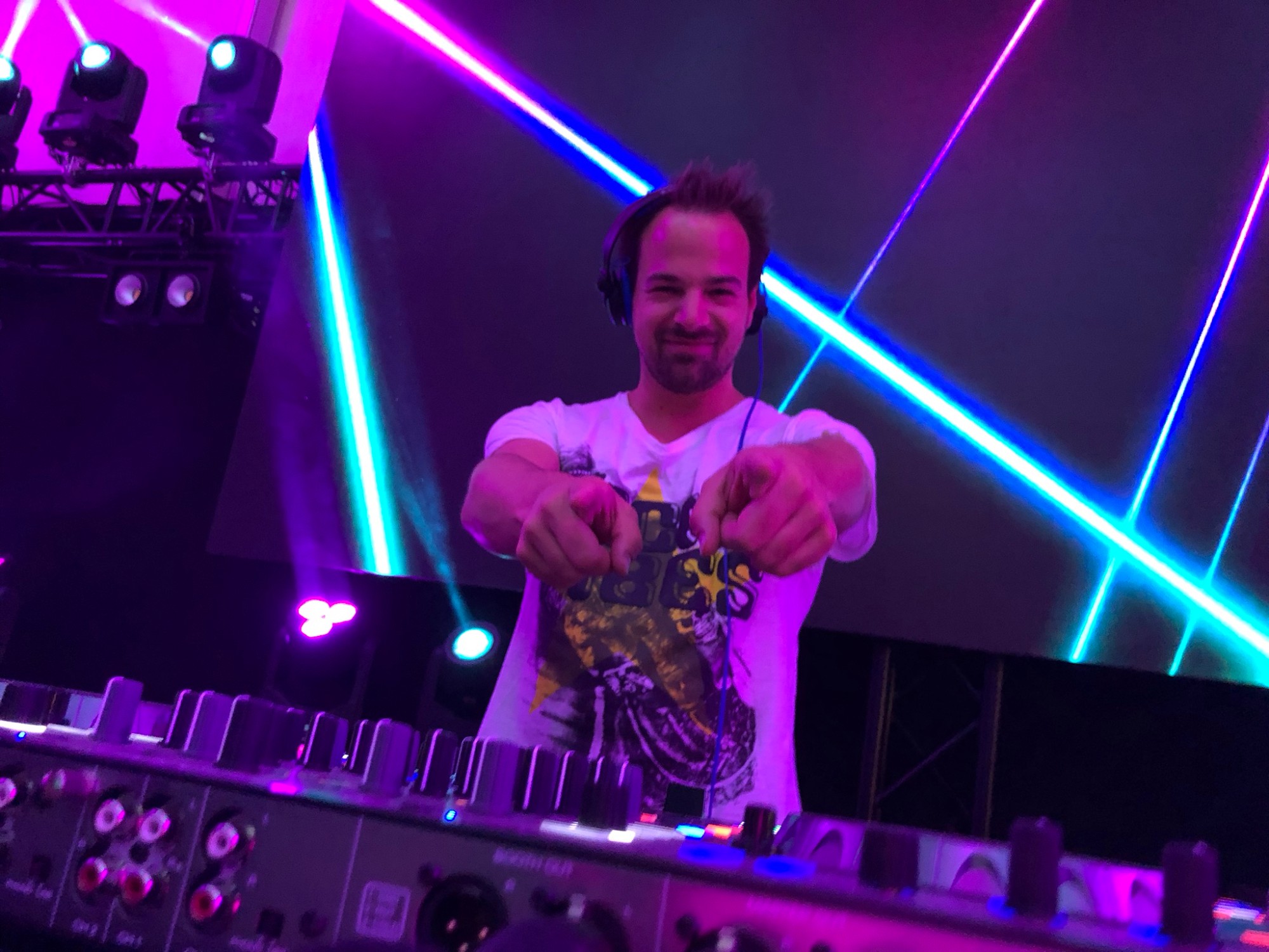 Bühne mit Lichtshow und Lasern bei einer Veranstaltung