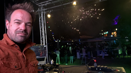 Open-Air-Einsatz bei Nacht mit Feuerwerk am Himmel