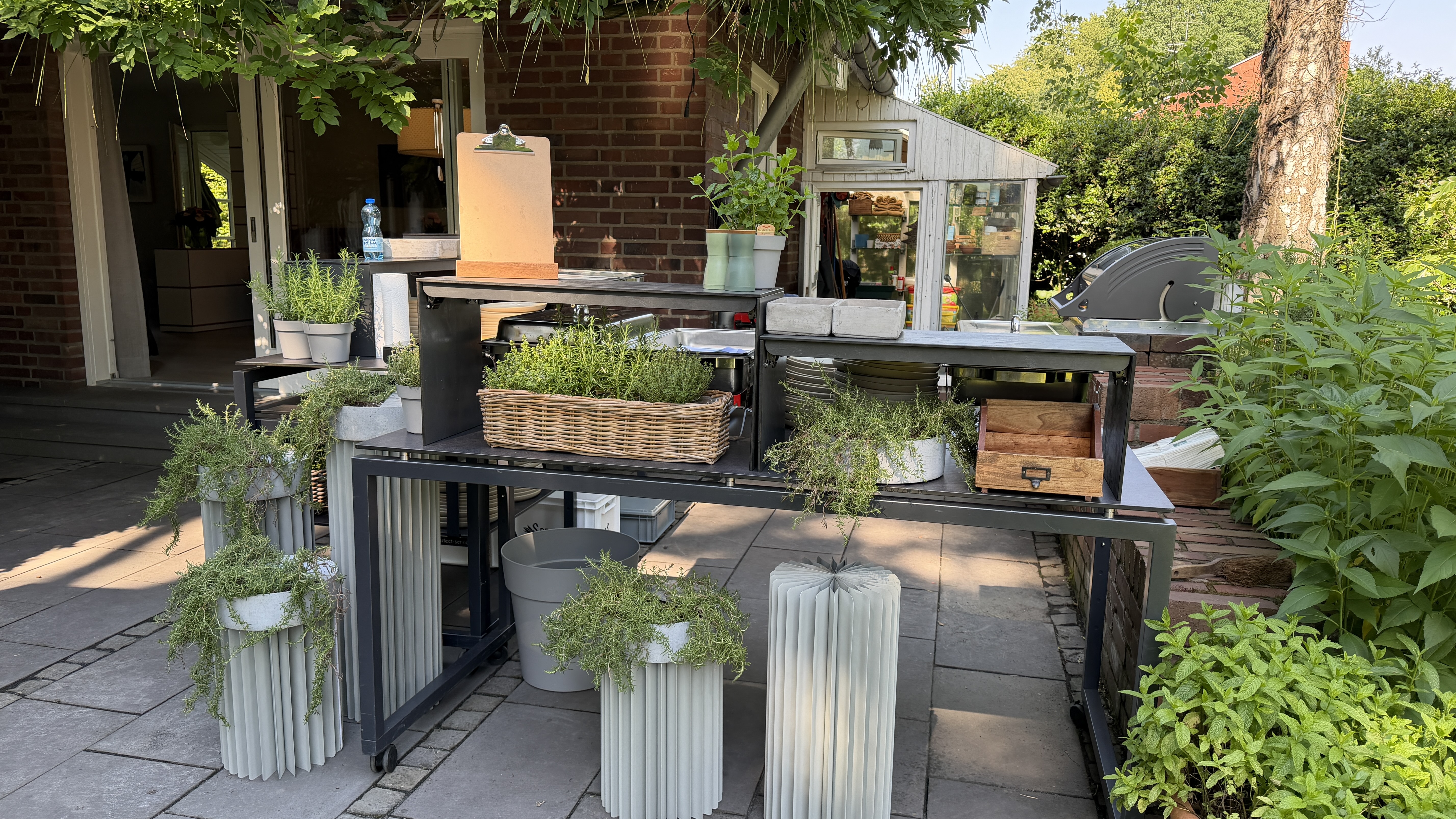 Open-Air-Küche mit Buffet beim privaten Sommerfest