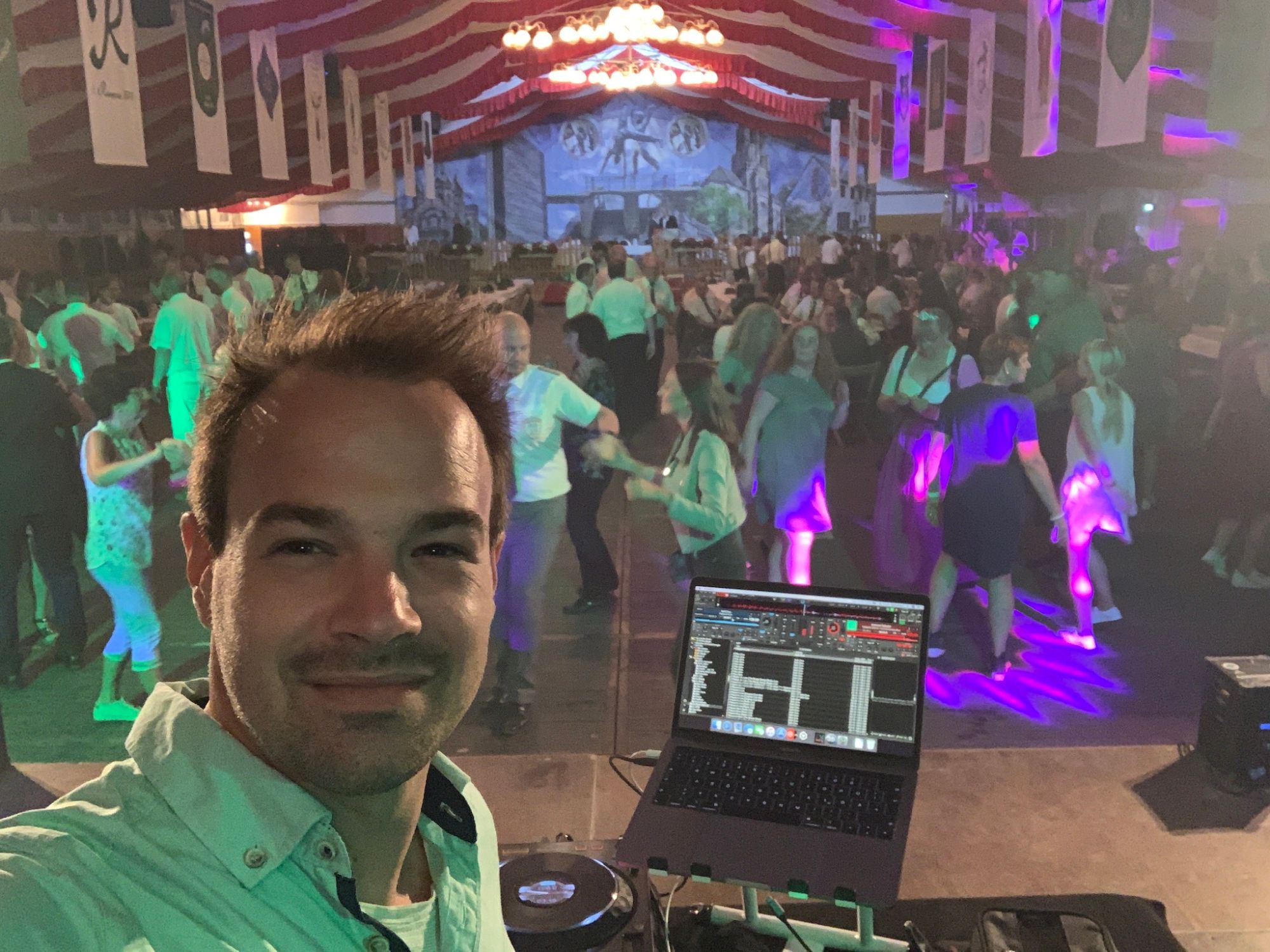 Volle Tanzfläche beim Schützenfest im großen Zelt