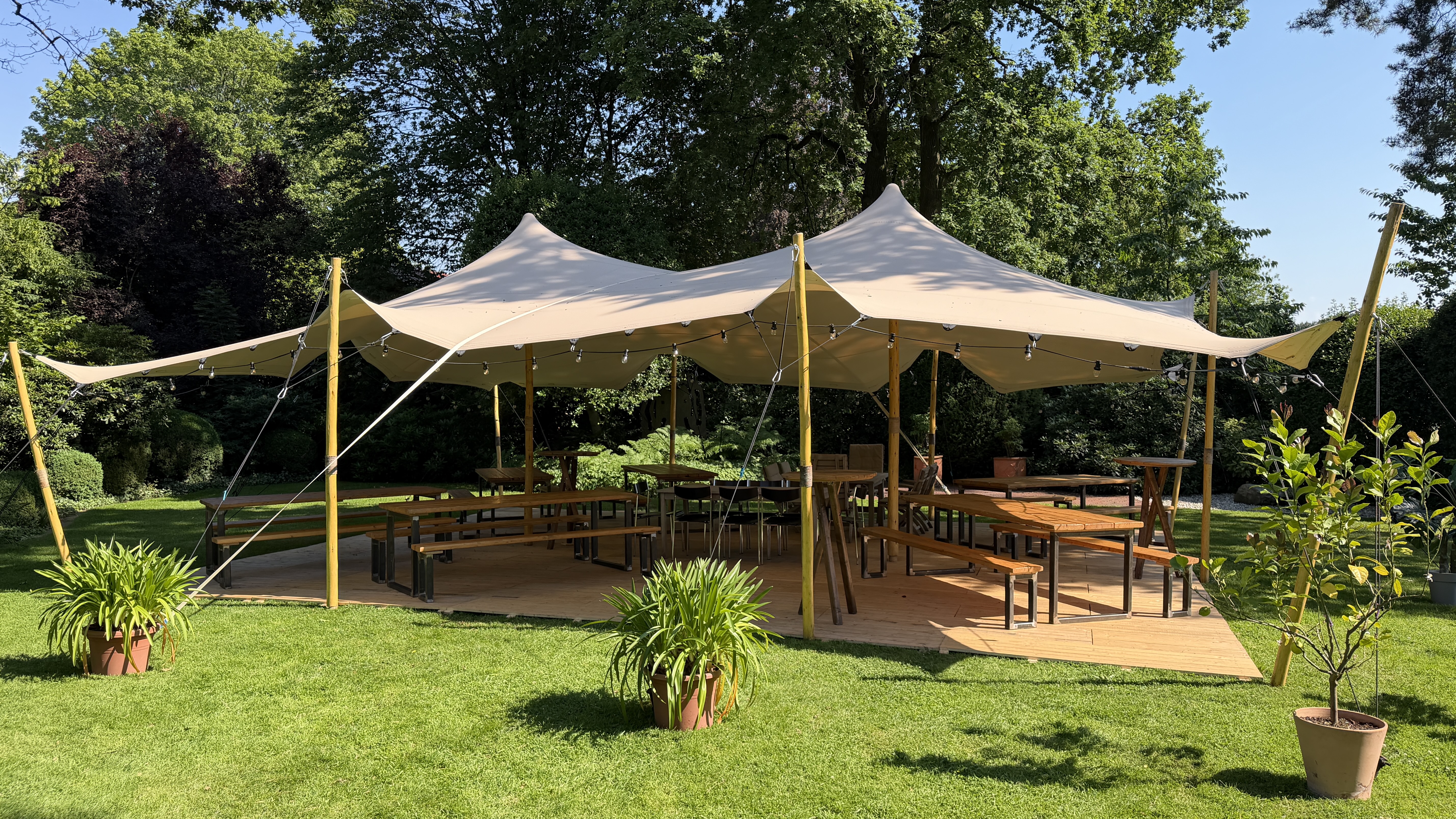 Festzelt mit Bierbänken im Garten für das Sommerfest