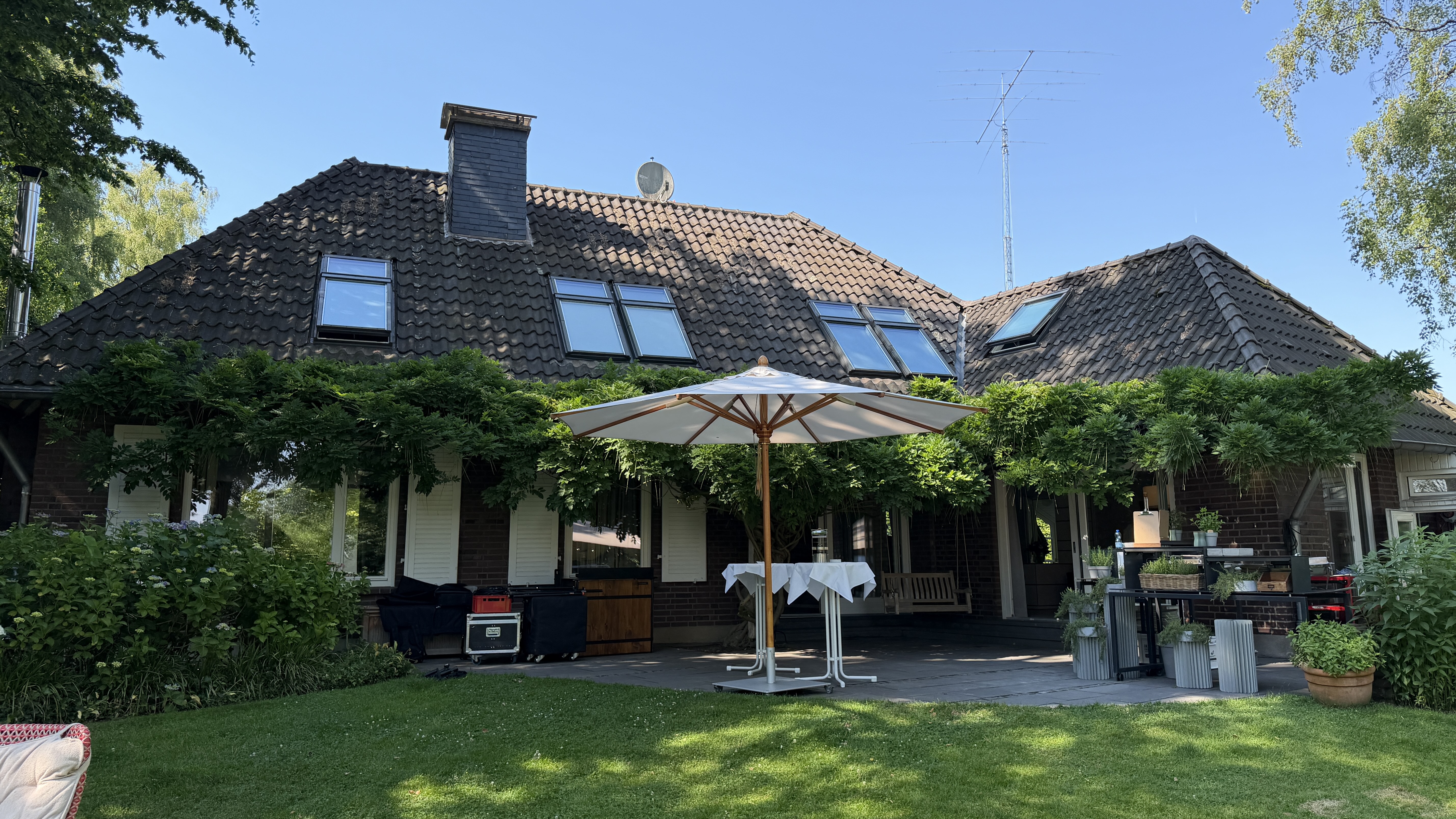 Aufbau im Villa-Garten für ein privates Sommerfest