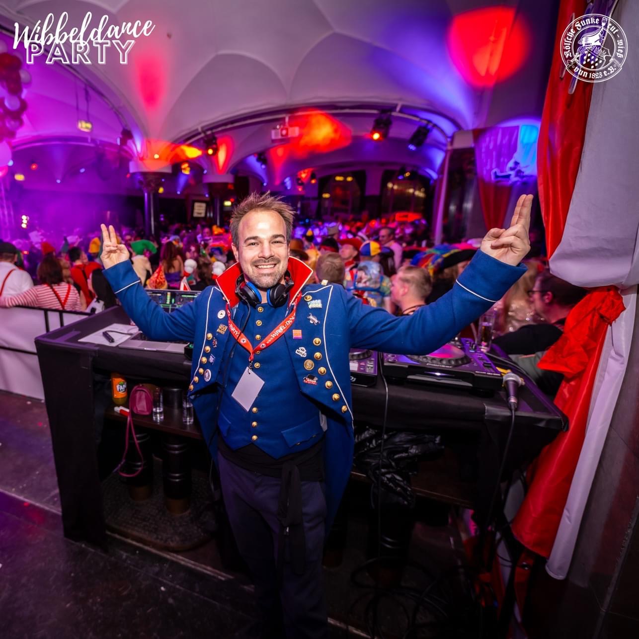 DJ René Braun am Pult bei der Wibbeldance Party der Roten Funken im vollen Gewölbesaal des Wartesaal am Dom