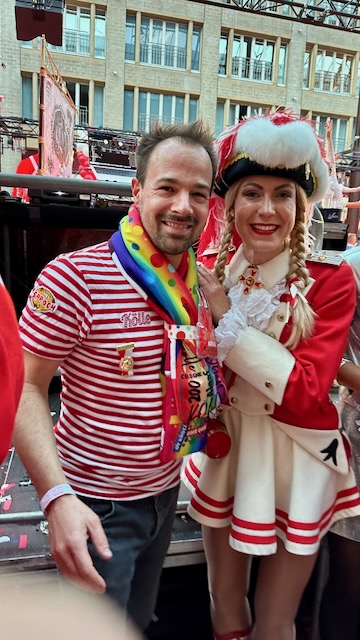 DJ René Braun mit der Funkemarie der Roten Funken